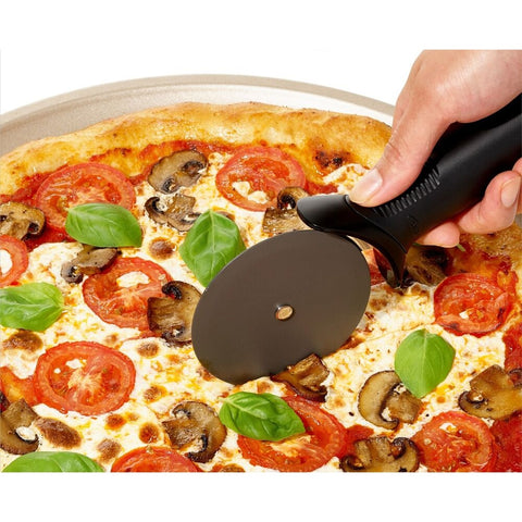 Pizza Cutter For Non-Stick Pans 11301100 cutting into a supreme pizza